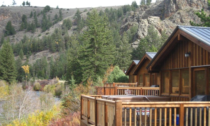 Almont Cabina | Beautiful 2 Bedroom Cabin on Taylor River with Private Hot Tub