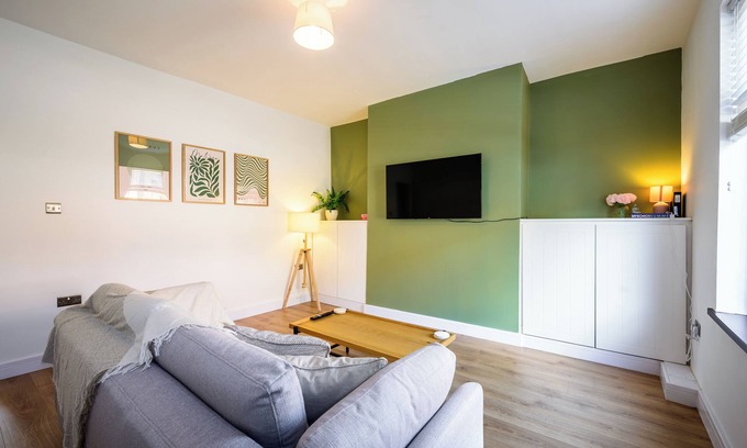 Atherton Casa | Beautiful 2 Bedroom Family Home in Atherton, Free parking