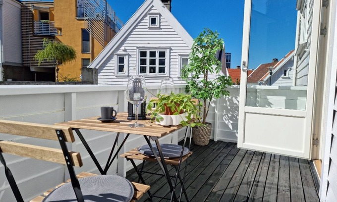 Stavanger Apartamento | Hermoso apartamento de 2 habitaciones en el centro de la ciudad, con balcón y estacionamiento gratuito.