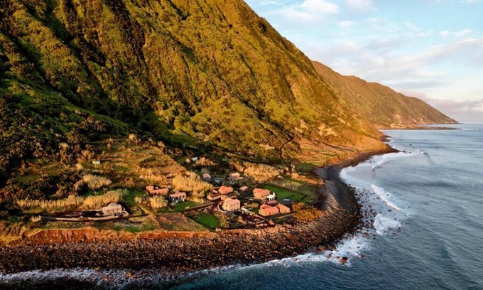 Calheta Casa | Beautiful 2 Bedroom Ocean Front House In São Jorge, Azores - Mamba