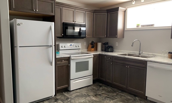 Saskatoon Casa | BEAUTIFUL 2 Bedroom Suite Close To The Airport minutes from downtown/ hospital.