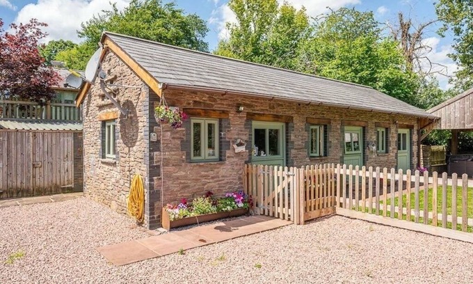 Usk Cabaña | Beautiful 2 bedroom Stable conversion, Private HotTub, Dog Friendly