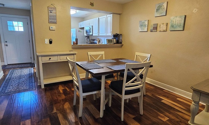 Biggar Condominio | Beautiful 2-bedroom condo with AC in Fort Myers