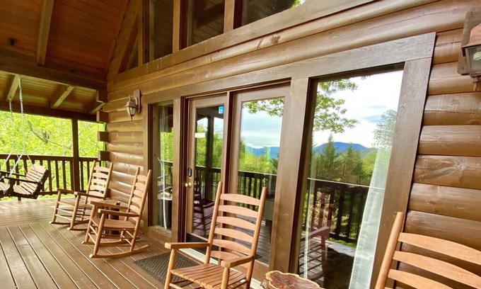 Black Bear Falls Cabina | Hermosas 2 habitaciones King Master, cabaña "A Southern Porch" en Black Bear Falls.