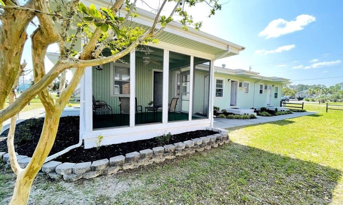 Crescent Beach Apartamento | Beautiful 2 BDR across from the beach #1