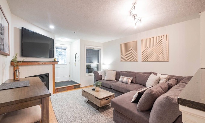 Village North Condominio | Beautiful 2BDR townhouse | Private hot tub | Pets