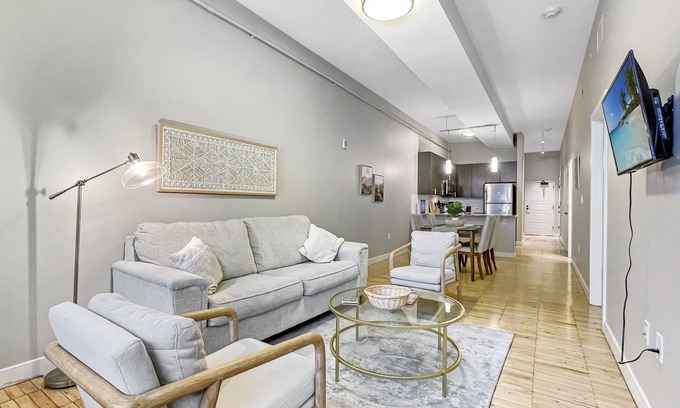 Downtown Des Moines Apartamento | Beautiful 2BR/2BA in Bldg connected to Skywalk