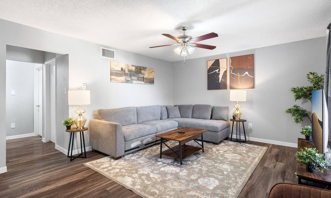 Hancock Apartamento | Beautiful 2BR 5 Mins to UT 9831