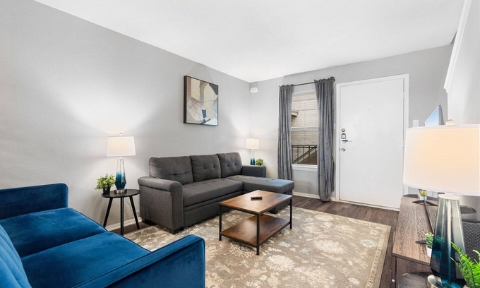 Hancock Apartamento | Beautiful 2BR 5 Minutes to UT 4429