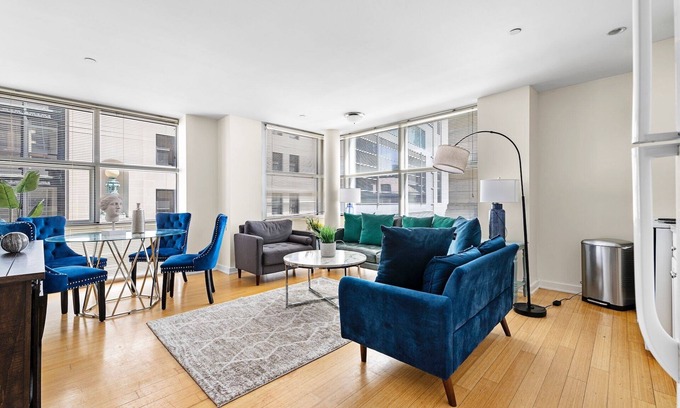 Theatre District Apartamento | 2BR in Downtown 3256