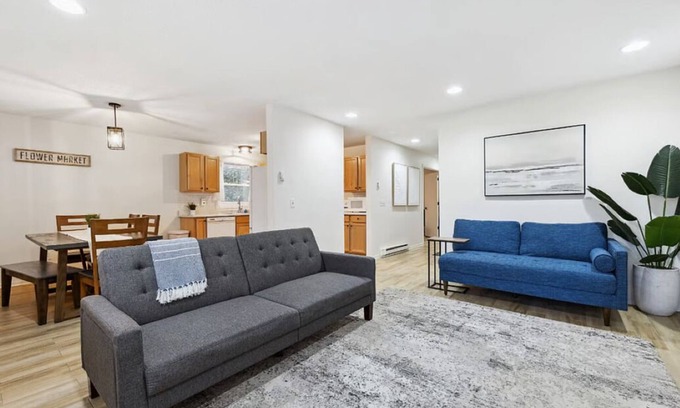 Seward Apartamento | Beautiful 3 Bed/1 Bath Duplex in a quiet neighborhood near downtown Minneapolis