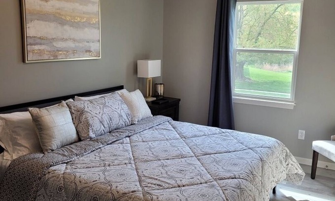Lee's Summit Casa | Beautiful 3 Bed, 2 Bath, Sleeps 6, Full Kitchen. garage. Close to World cup!