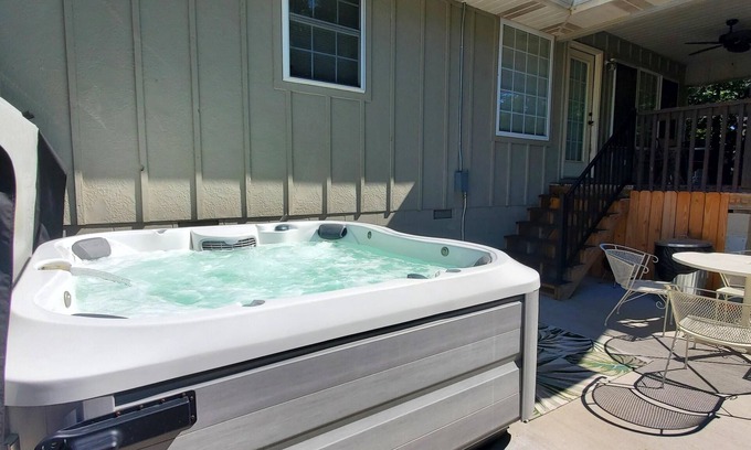 Eureka Springs Casa | Beautiful 3 bedroom 2 bath home NEAR THE COUNTRY CLUB!
