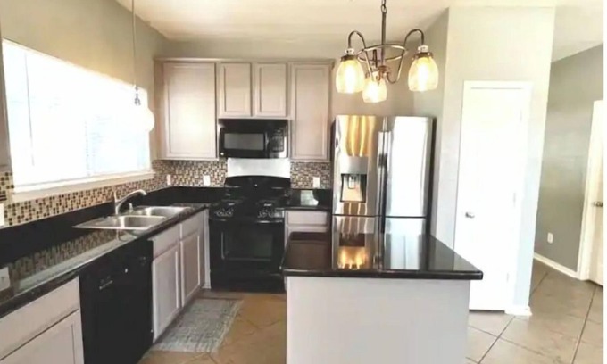 Lakeville Casa | *Beautiful 3-bedroom 2 story home great location.