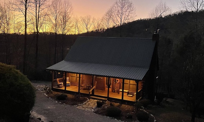 Vein Mountain Cabina | Beautiful 3 bedroom 3 bath log cabin 40 minutes from Asheville.