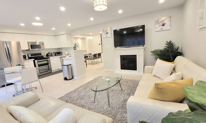Cambridge Casa | ★ Beautiful 3 Bedroom Home - Parking, Wi-fi, near Hwy 401, 6 Beds available