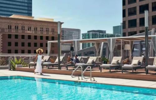 Downtown Los Angeles Apartamento | Beautiful 3 Bedroom High Rise with Pool, Hot Tub and Rooftop Views