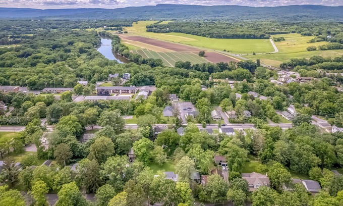 New Paltz Casa | Beautiful 3-bedroom house in New Paltz with AC, WiFi, SunDeck & Close to ALL