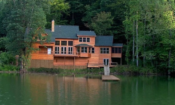 Robbinsville Casa | Beautiful 3+BR Lakefront Home on Lake Santeetlah - Sleeps 10