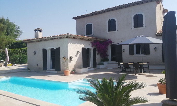 Cagnes-sur-Mer Casa | Hermoso apartamento tranquilo de 3 habitaciones, parte superior de la villa, renovado en 2018, estacionamiento seguro