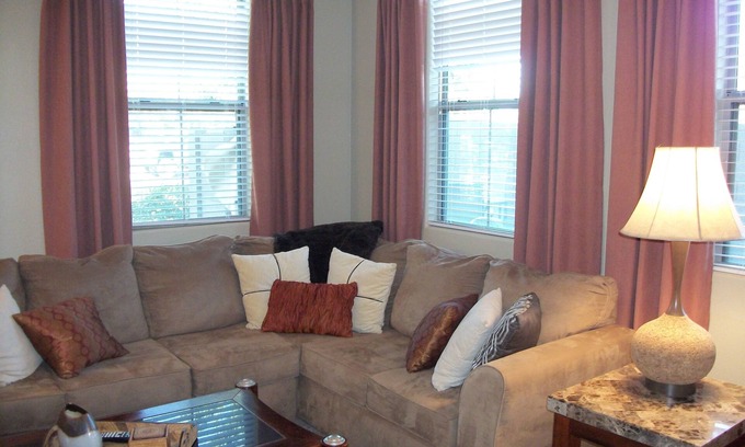 Muirfield Village Casa | Hermoso 3bd, 2. 5ba, patio amplio de 2 pisos, garaje para 1 automóvil, piscina, spa, senderos para caminar