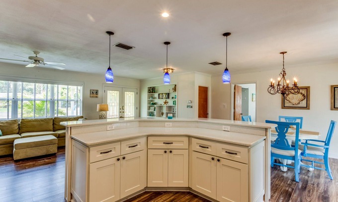 Shore Acres Casa | Hermosa 3BD, 2BA Waterfront Pool Home