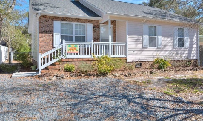 Tranquil Harbour Casa | Beautiful,3BR/2BA-2 Minute Drive to BEACH-Close to Stores&Restaurants-Sleeps 8