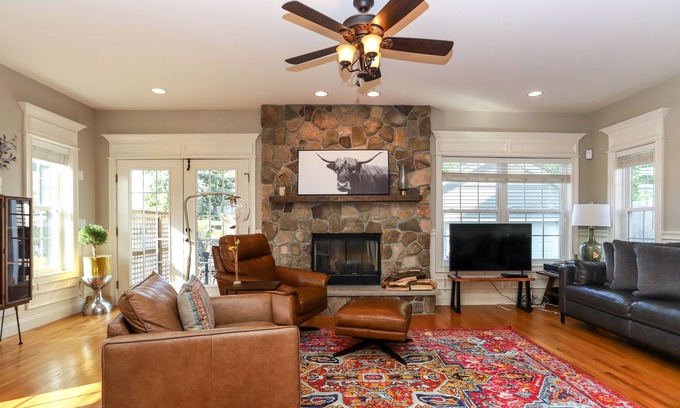Beacon Casa | Beautiful 4 bd 4bth Beacon House with Hot Tub close to town and hiking trails...