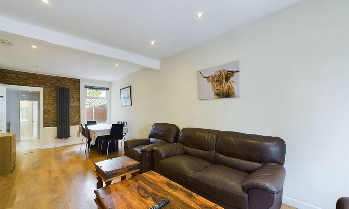 Selhurst Casa | Beautiful 4 bed | 3 bathroom house | Garden| 5 mins walk to East Croydon station