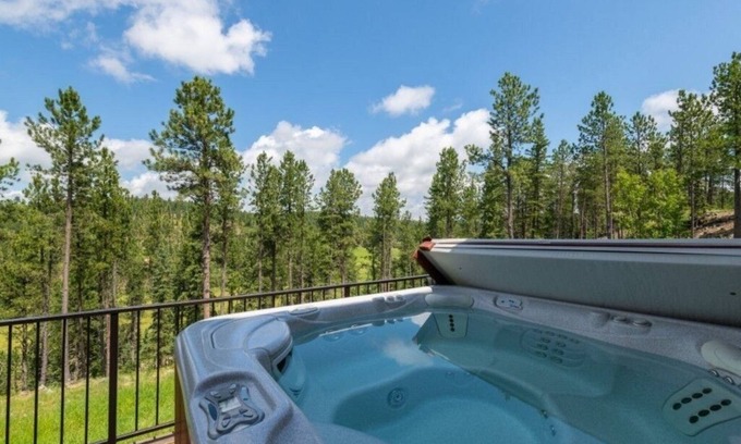 Benchmark Cabina | Hermosa cabaña de 4 dormitorios y 3 baños ubicada en el centro de Black Hills