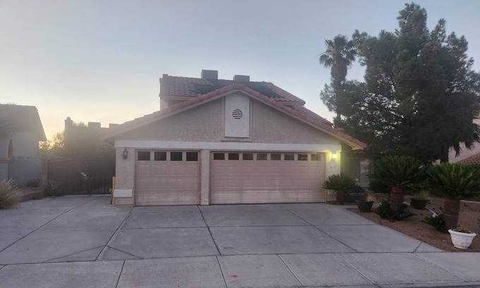 Las Vegas Casa | Beautiful 4 bedroom Home By Summerlin with Pool & Hot Tub