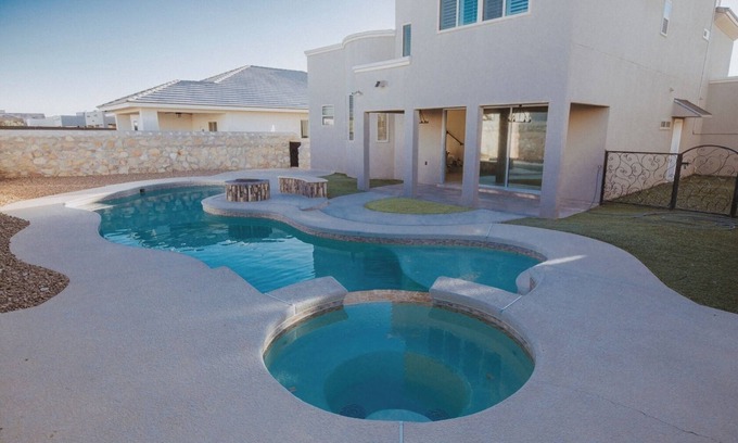 Biggs Field Casa | Beautiful 4-bedroom house with amazing pool!