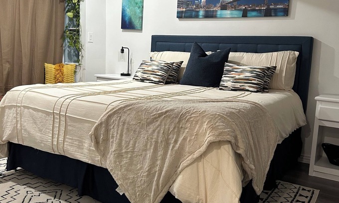 Dallas Casa | Beautiful 4-bedroom king-size suite. Dallas home with cozy patio.