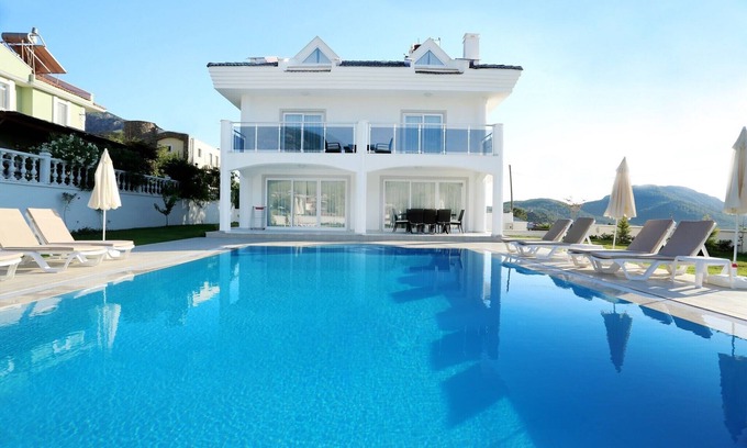 Oludeniz Villa | Hermosa villa de 4 dormitorios, con piscina privada climatizada y jardín y vistas a la montaña,