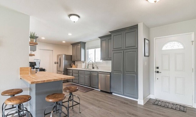 Simi Valley Casa | Beautiful 4bd Mini-Farm Stay in Simi Valley with Hot Tub