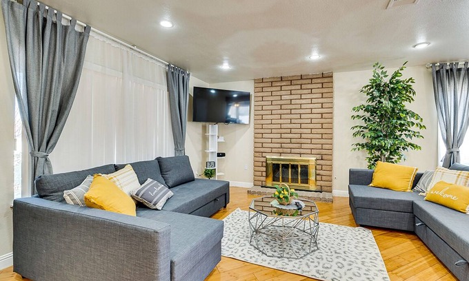 Las Vegas Casa | Beautiful 4bedroom,3bath ,5bed,2 sleep sofa,10 min Downtown,Pool,Hot Tub! Game !
