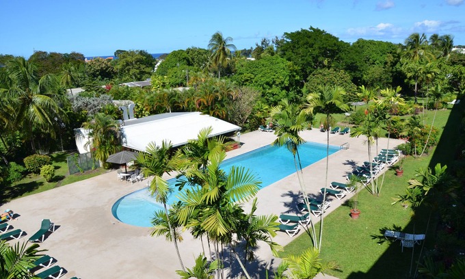 Halcyon Heights Apartamento | Hermosa 4ta. piso en condominio con piscina y espectaculares puestas de sol y vista al mar