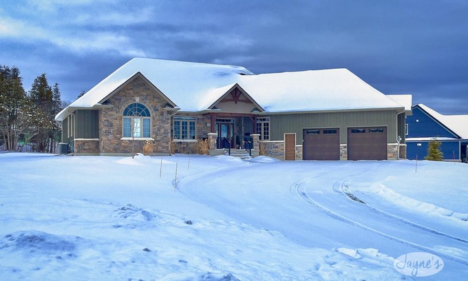 Thornbury Casa | Beautiful 5 Bed, 5 Bath House in Thornbury! Amazing Location! Level Land!