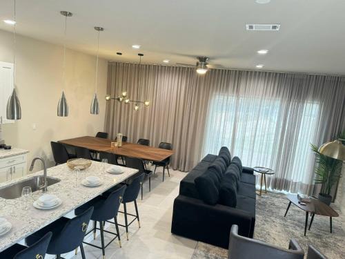 West Kissimmee Casa | Beautiful 5 bed home Resort 5 minutes from Disney
