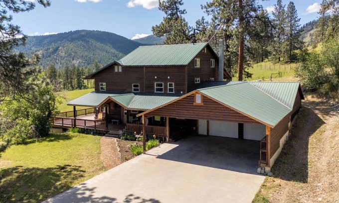 Kettle Falls Casa | Beautiful 5-bedroom log home with spacious rooms and rustic charm.