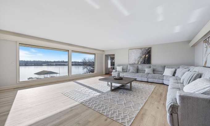 Lake Zurich Casa | Beautiful 5 bedroom home on private fishing lake