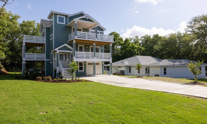 Duck Casa | Beautiful 5 bedroom home with a heated pool & hot tub