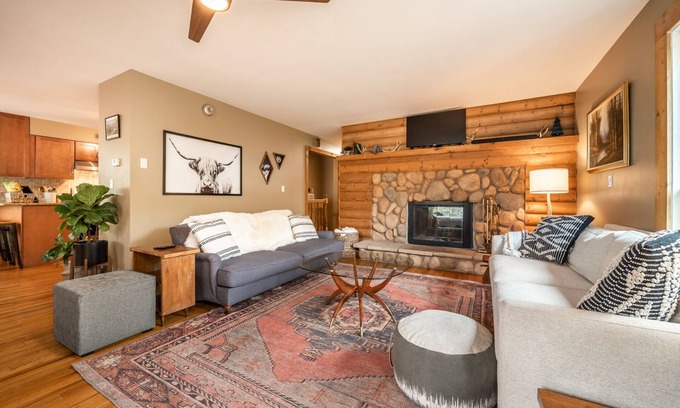Cascade-Chipita Park Casa | Beautiful 5 BR Creek-side Cabin Pikes Peak