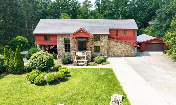 Champion Casa | Hermosa 6 Cama / 4. 5 baños: cerca de las atracciones de 7 Springs & Laurel Highlands