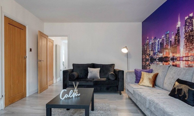 Luton Casa | New - Beautiful 6 Bed 3 bath home with Parking & Wifi. Business and Leisure