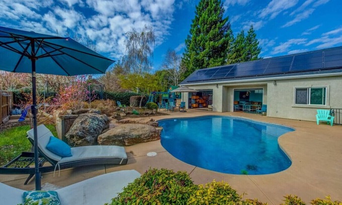 Chico Casa | Mucha diversión LOTES DE HABITACIÓN! Piscina, Hottub, Ping Pong, Tablero de dardos, Área de juegos para niños