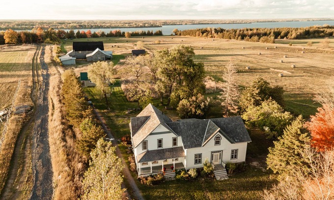 Bongard Casa | Beautiful 7BR Country Farmhouse with Yoga Studio