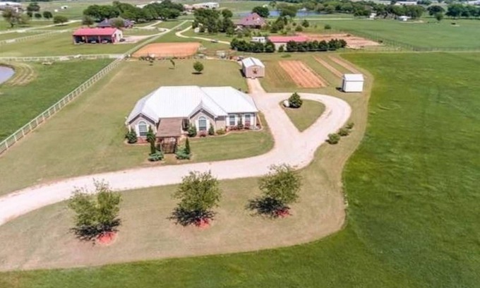 Pilot Point Otro | Beautiful 8.5 acres farm house with sunroom and basketball court