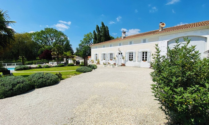 Mortiers Otro | Recientemente renovado Charentaise granja con piscina privada y grandes jardines
