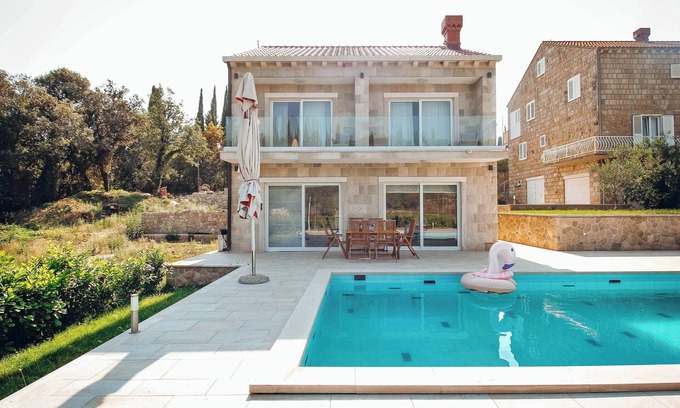 Komaji Casa | Beautiful 8 bedroom Villa with private swimming pool. Free parking.